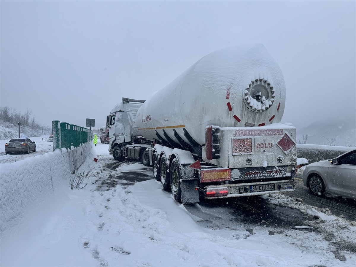 D-100 kara yolunun Bolu Dağı geçişinde iki akaryakıt tankerinin çarpıştığı kaza, yoğun kar...