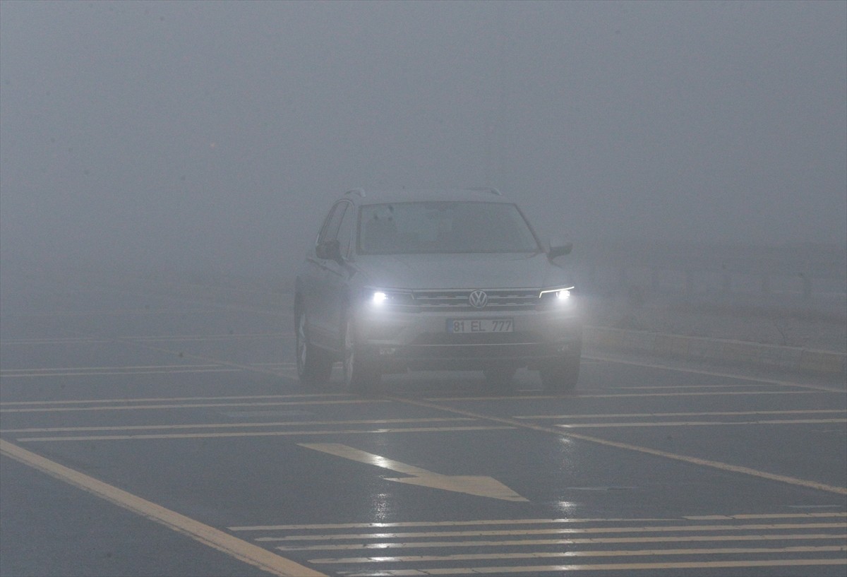 D-100 kara yolunun Bolu Dağı kesiminde etkili olan sis ulaşımı olumsuz etkiledi.