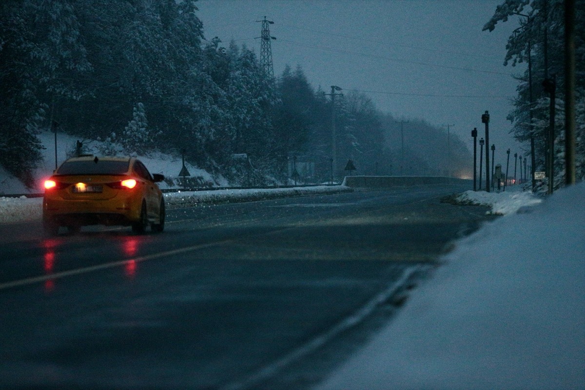 D-100 kara yolunun Bolu Dağı kesiminde kar yağışı etkili oldu. 