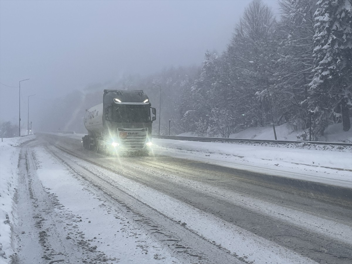 D-100 kara yolunun Bolu Dağı kesiminde yoğun kar yağışı başladı. Kara yolları ekipleri, yolun...