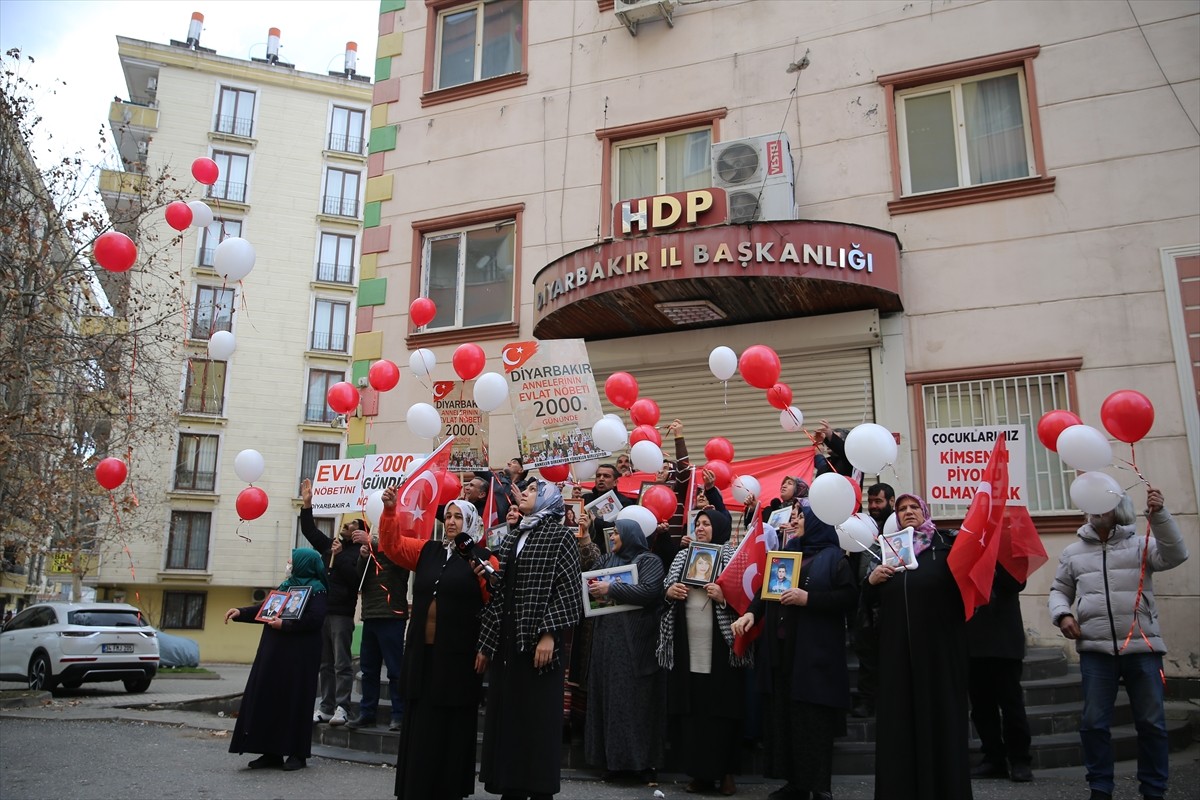 Dağa kaçırılan çocukları için eski HDP il binası önünde evlat nöbetini sürdüren Diyarbakır...