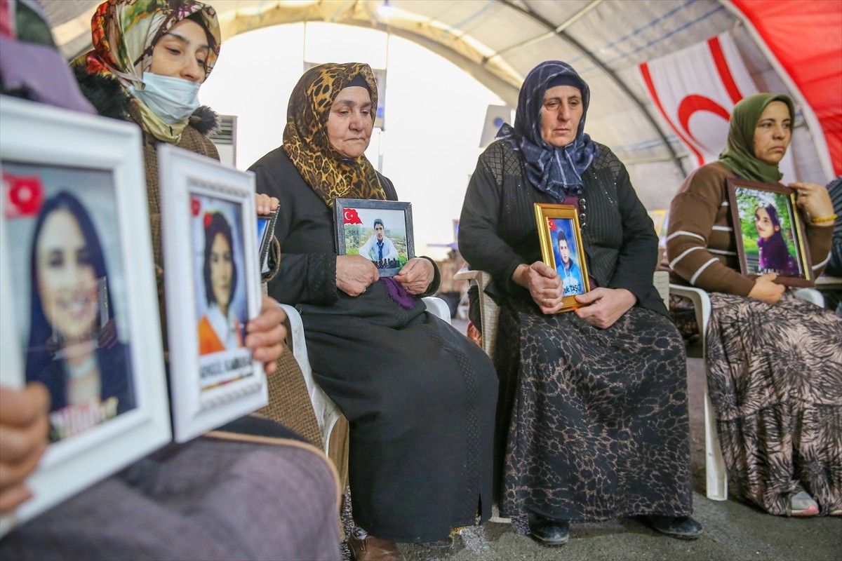 Dağa kaçırılan çocukları için eski HDP il binası önünde oturma eylemi yapan Diyarbakır anneleri...