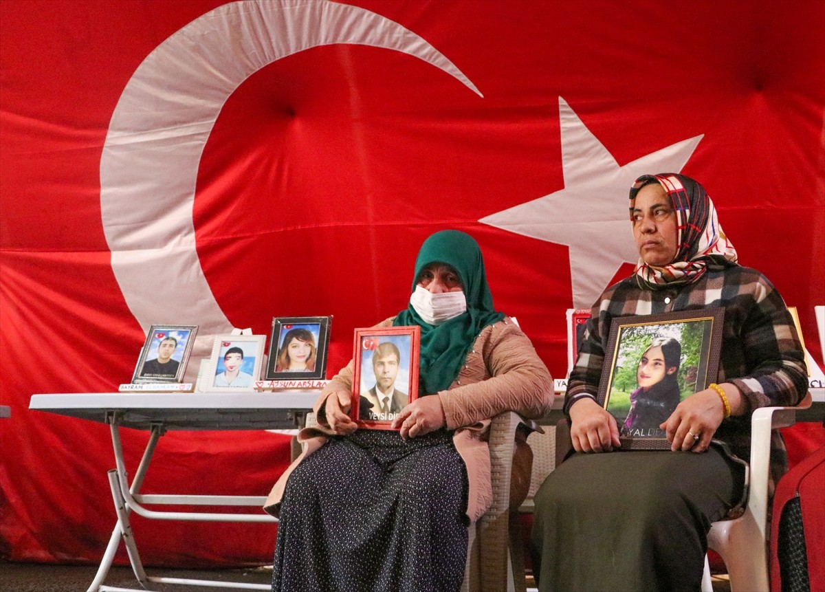 Dağa kaçırılan çocukları için eski HDP il binası önünde oturma eylemi yapan Diyarbakır anneleri...