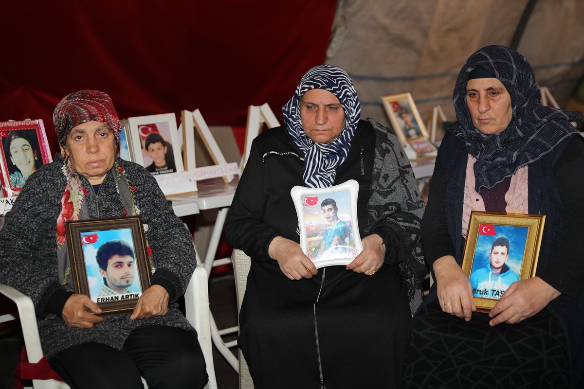 Dağa kaçırılan çocukları için eski HDP il binası önünde oturma eylemi yapan Diyarbakır anneleri...