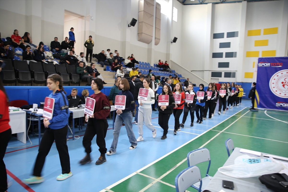 Denizli'de Gençlik ve Spor Bakanlığı koordinesinde Türkiye Halter Federasyonu tarafından Kınıklı...