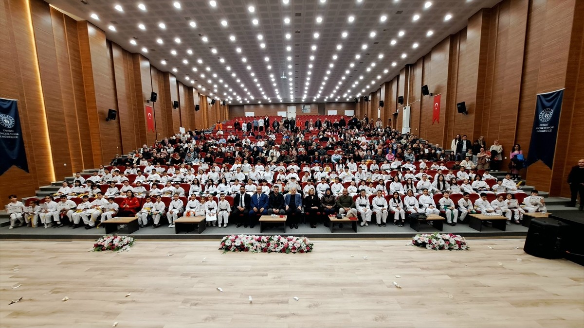 Denizli'de karate eğitimi alan öğrenciler, kadına yönelik şiddete dikkati çekmek amacıyla gösteri...