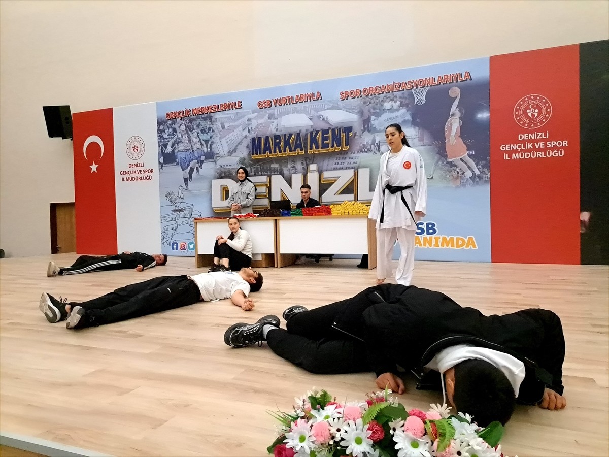 Denizli'de karate eğitimi alan öğrenciler, kadına yönelik şiddete dikkati çekmek amacıyla gösteri...
