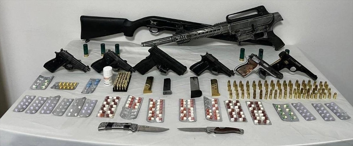 Denizli'nin Buldan ilçesinde düzenlenen ruhsatsız silah operasyonunda 6 kişi gözaltına alındı....