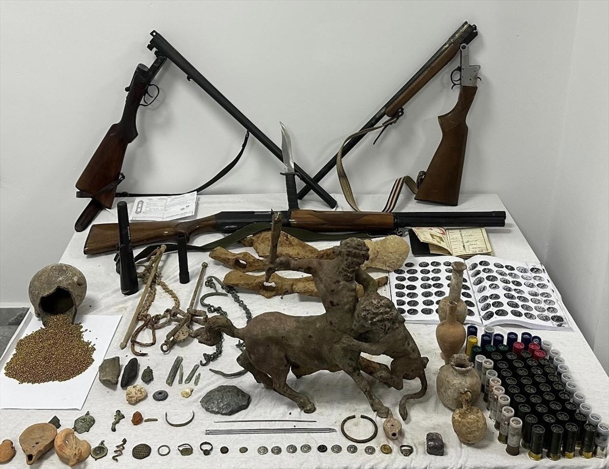 Denizli'nin Kale ilçesinde düzenlenen tarihi eser operasyonunda 2 zanlı gözaltına alındı....