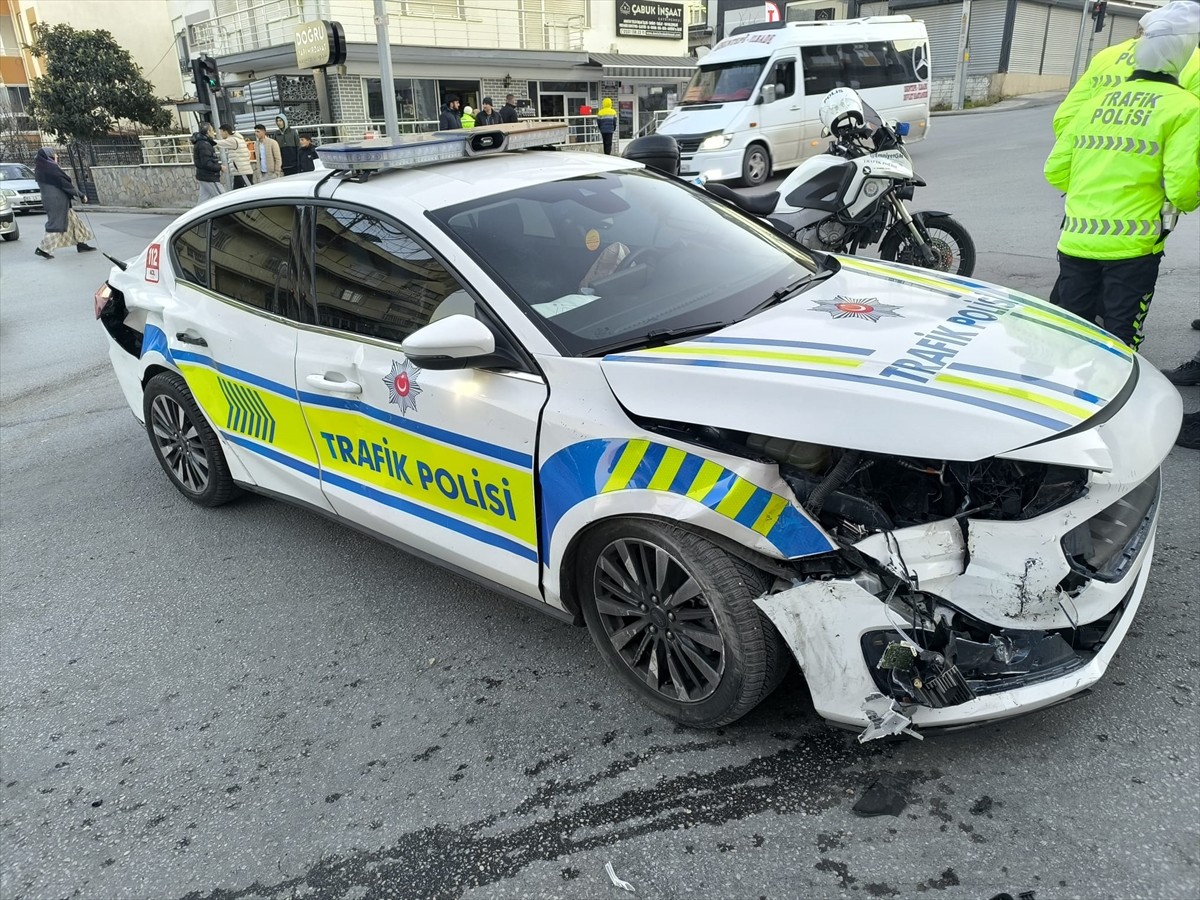 Denizli'nin Merkezefendi ilçesinde trafik polis ekip aracı ile otomobilin çarpışması sonucu 1'i...