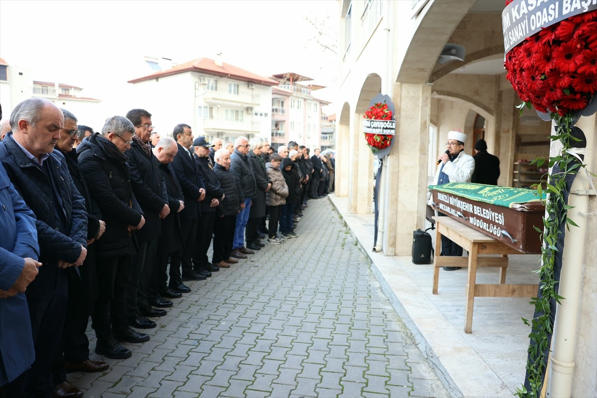 Denizli'nin Pamukkale ilçesinde otomobilin çarptığı yaya, kaldırıldığı hastanede hayatını...