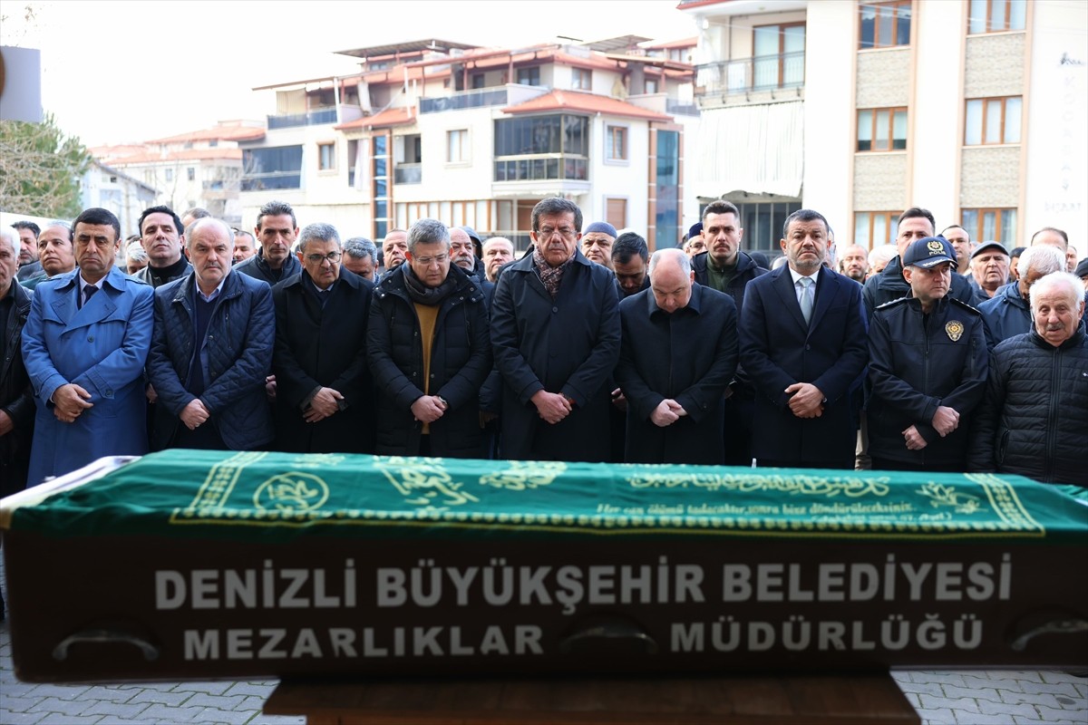 Denizli'nin Pamukkale ilçesinde otomobilin çarptığı yaya, kaldırıldığı hastanede hayatını...