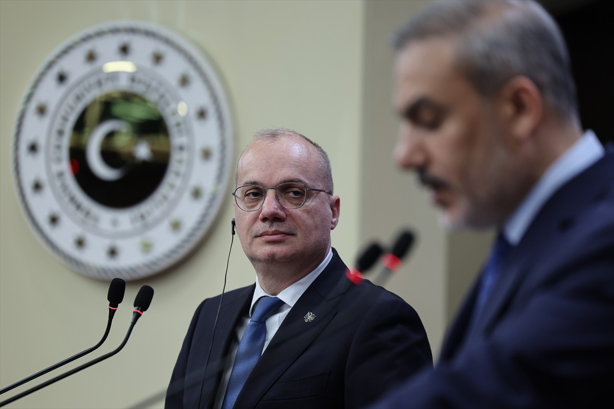 Dışişleri Bakanı Hakan Fidan, Arnavutluk Avrupa ve Dışişleri Bakanı İgli Hasani (fotoğrafta) ile...