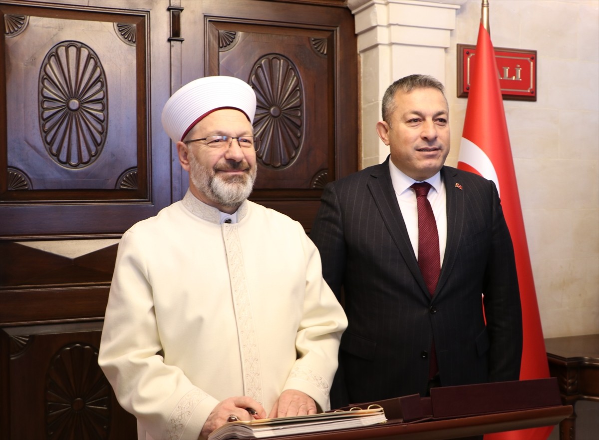 Diyanet İşleri Başkanı Ali Erbaş (ortada), bazı programlara katılmak üzere geldiği Kilis'te...