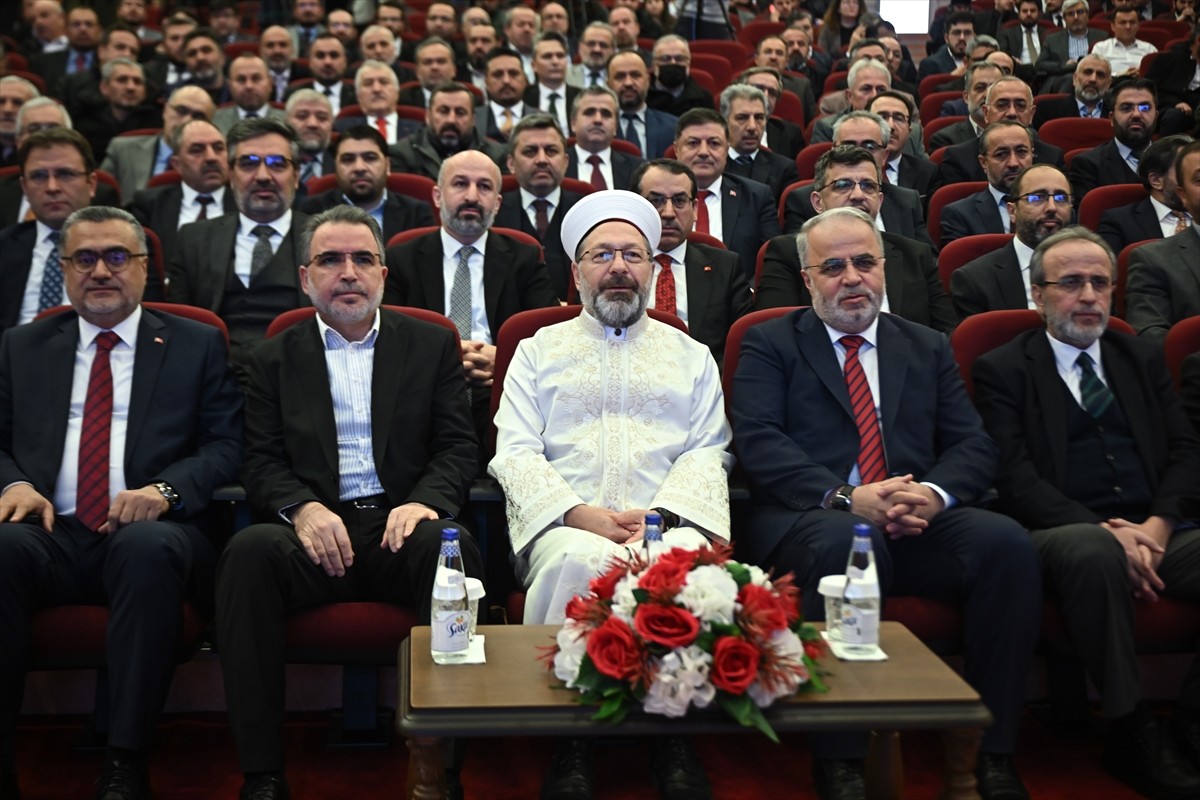 Diyanet İşleri Başkanı Ali Erbaş (ortada), Diyanetin konferans salonunda gerçekleşen 2025 Ramazan...