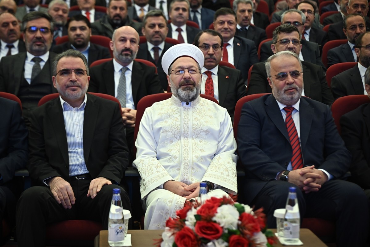 Diyanet İşleri Başkanı Ali Erbaş (ortada), Diyanetin konferans salonunda gerçekleşen 2025 Ramazan...
