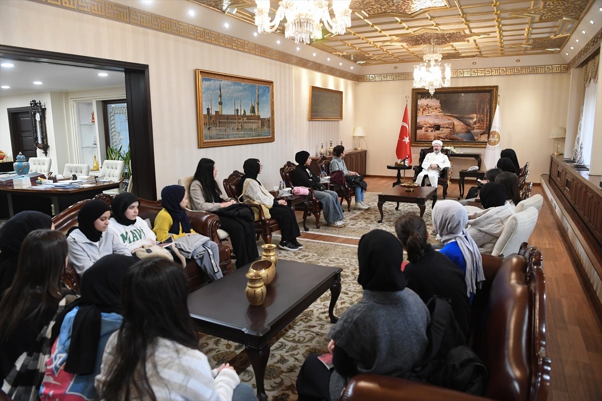Diyanet İşleri Başkanı Ali Erbaş, Sakarya'dan gelen 9'uncu ve 10'uncu sınıfta okuyan 17 öğrenciyi...