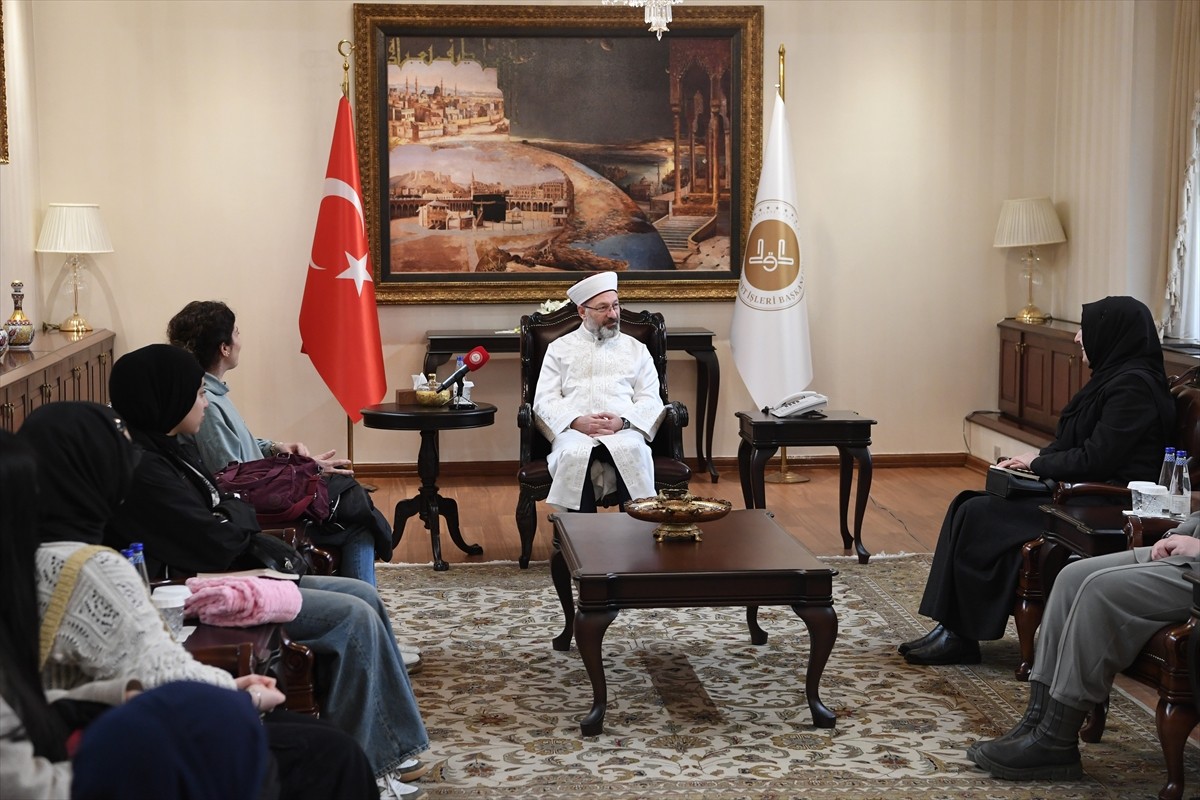 Diyanet İşleri Başkanı Ali Erbaş, Sakarya'dan gelen 9'uncu ve 10'uncu sınıfta okuyan 17 öğrenciyi...