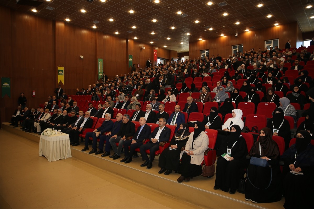 Diyarbakır'da, Hür Dava Partisince (HÜDA PAR) düzenlenen "Kürt Meselesine İnsani Çözüm Çalıştayı"...