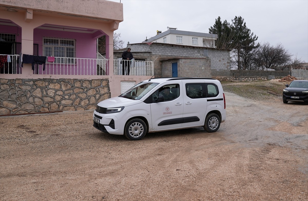 Diyarbakır'da sağlık ekipleri kırsalda yaşayan ve hastaneye ulaşmakta güçlük çeken hastaları...
