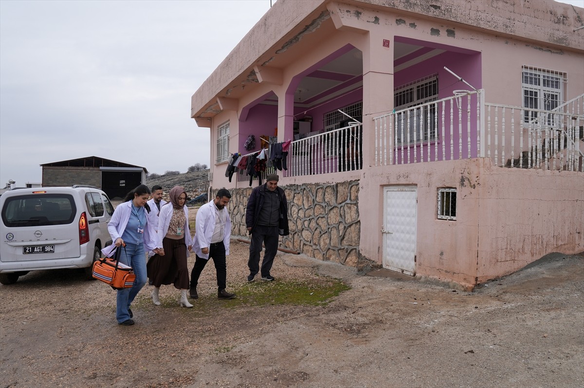 Diyarbakır'da sağlık ekipleri kırsalda yaşayan ve hastaneye ulaşmakta güçlük çeken hastaları...