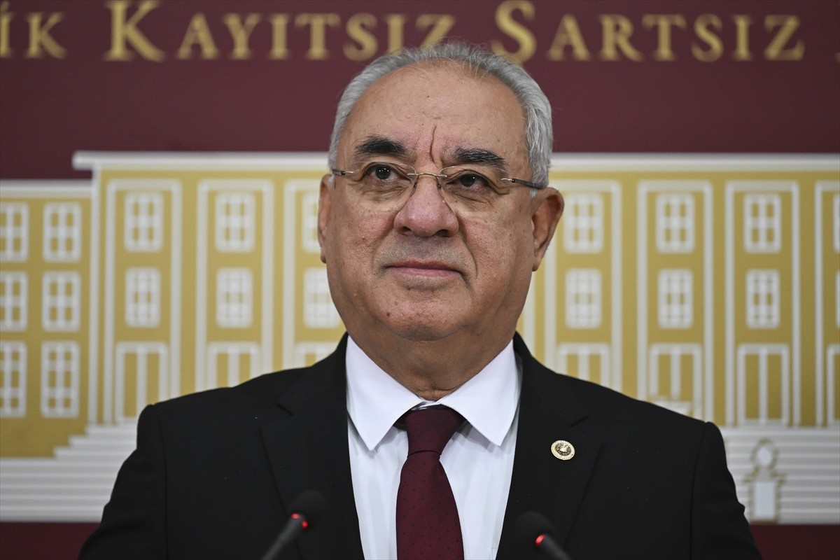 DSP Genel Başkanı Önder Aksakal, Meclis'te düzenlediği basın toplantısında gündemi...