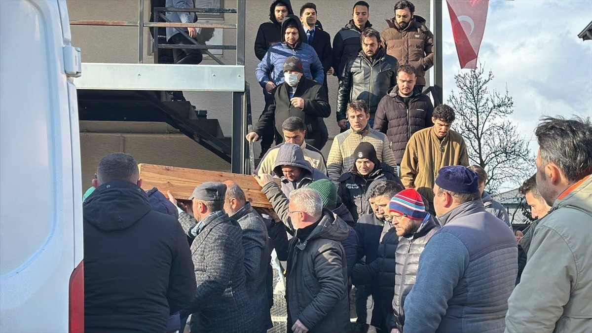 Düzce'de, babasının park etmeye çalıştığı otomobilin altında kalan 1,5 yaşındaki çocuk yaşamını...