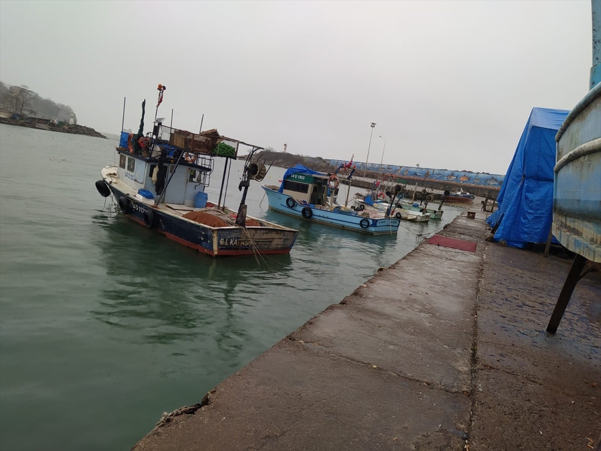 Düzce'nin Akçakoca ilçesinde kuvvetli rüzgar nedeniyle denizde dalga boyu yükseldi.