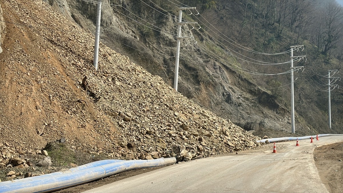 Düzce'nin Beyköy beldesinde meydana gelen heyelan nedeniyle toprak kütleleri, köylere ulaşımı...