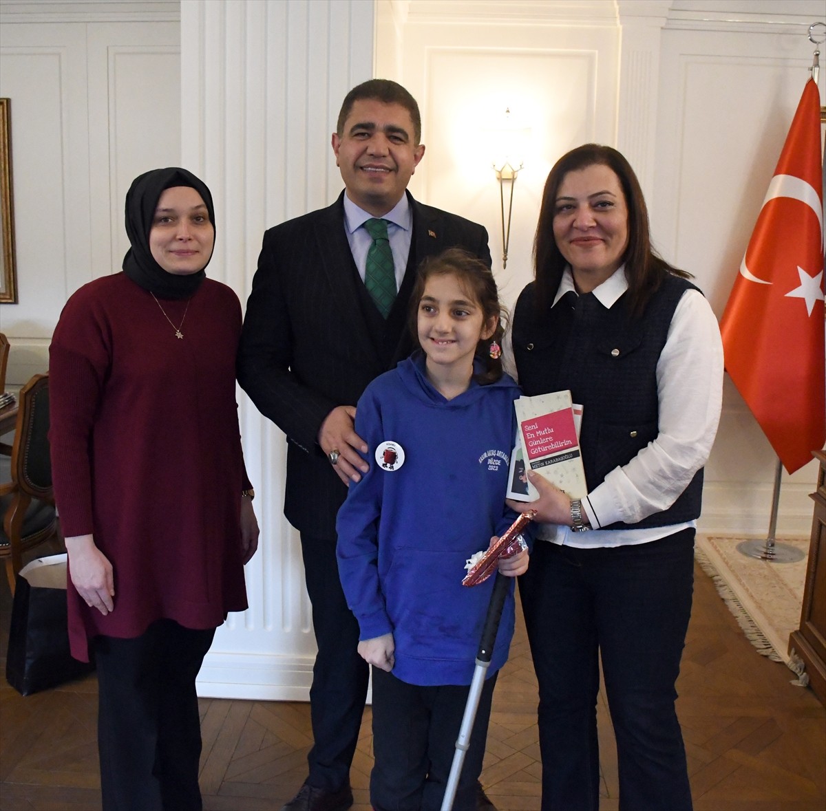 Düzce Valisi Selçuk Aslan'ın, sosyal medyadan kar tatilini kitap okuyarak geçiren çocukları...