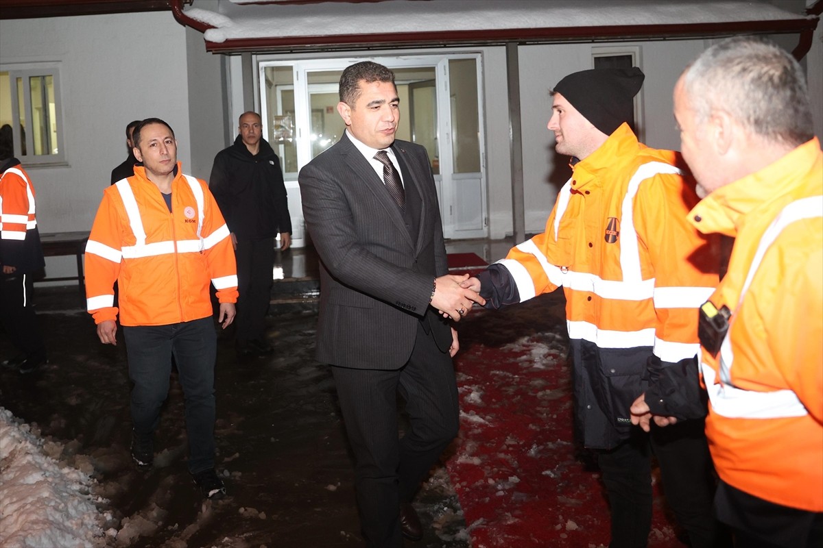 Düzce Valisi Selçuk Aslan, Anadolu Otoyolu ve D-100 kara yolundaki karla mücadele çalışmalarını...