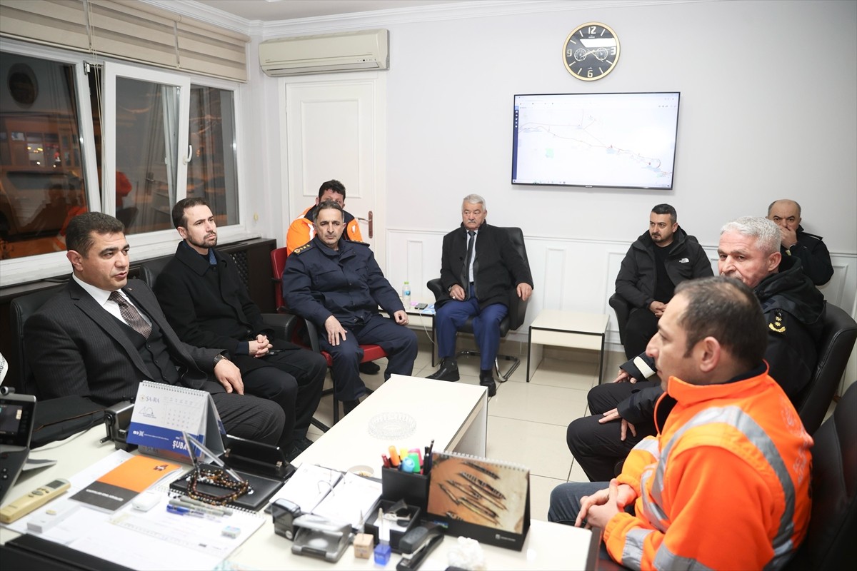 Düzce Valisi Selçuk Aslan, Anadolu Otoyolu ve D-100 kara yolundaki karla mücadele çalışmalarını...