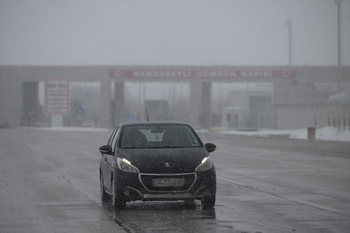 Edirne'de aralıklarla görülen kar yağışı, sabah saatlerinden itibaren etkisini artırdı.