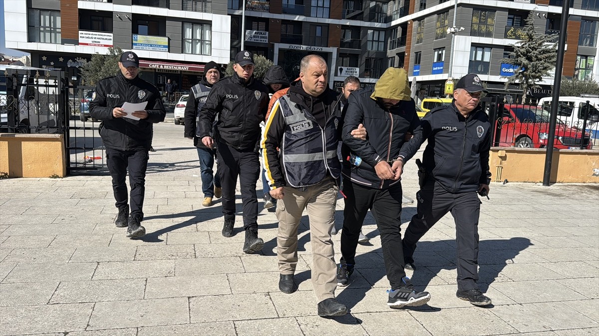 Edirne'de bir kuyumcuya sahte altın satmaya çalışan 3 şüpheli gözaltına alındı. Emniyetteki...