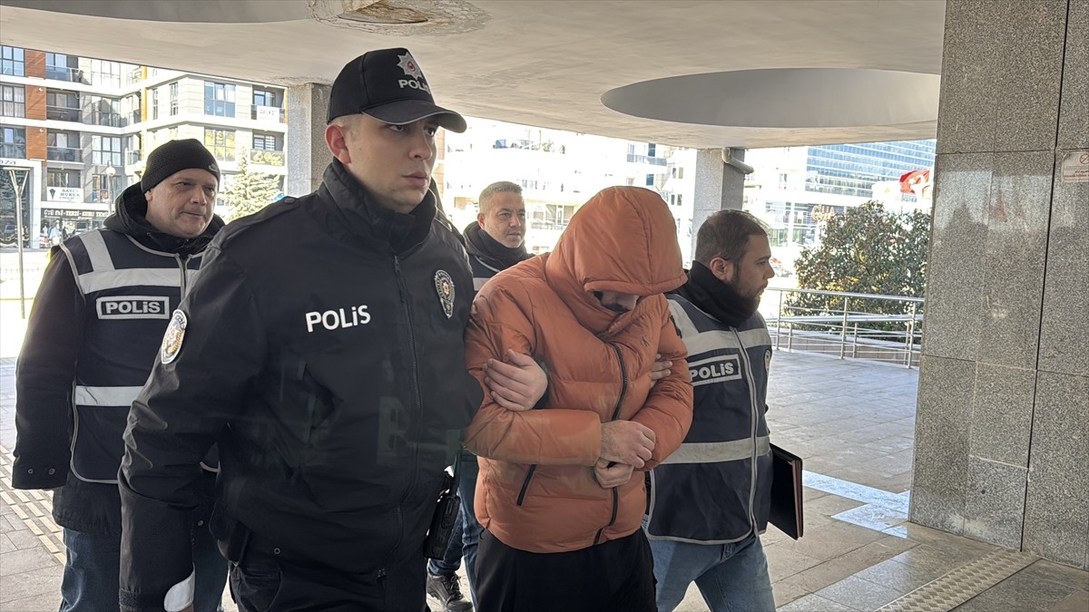 Edirne'de bir kuyumcuya sahte altın satmaya çalışan 3 şüpheli gözaltına alındı. Emniyetteki...