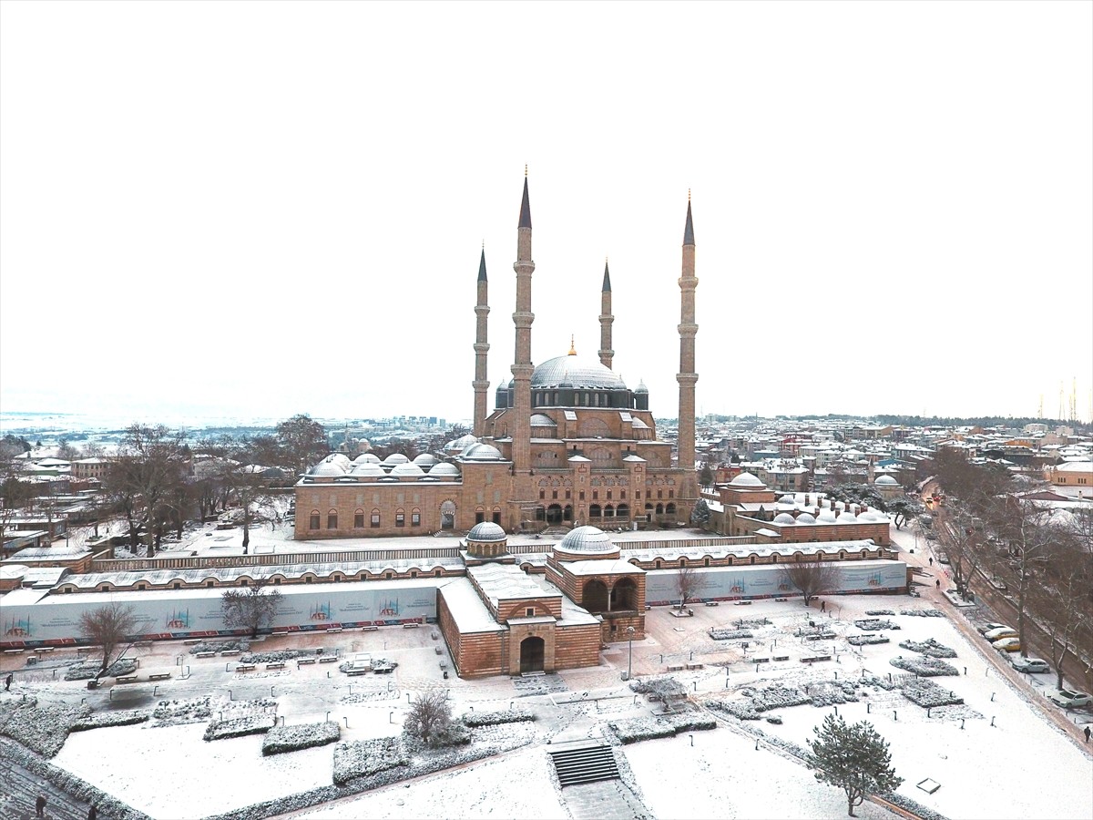 Edirne'de dün öğleden sonra hafif etkili olmaya başlayan kar, akşam saatlerinde etkisini artırdı....
