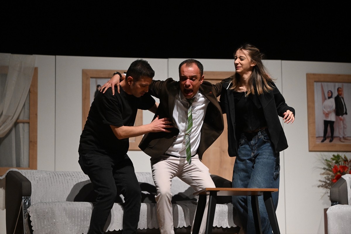 Edirne'de emniyet mensupları ve ailelerinden oluşan tiyatro grubunun sahnelediği tiyatro oyunuyla...