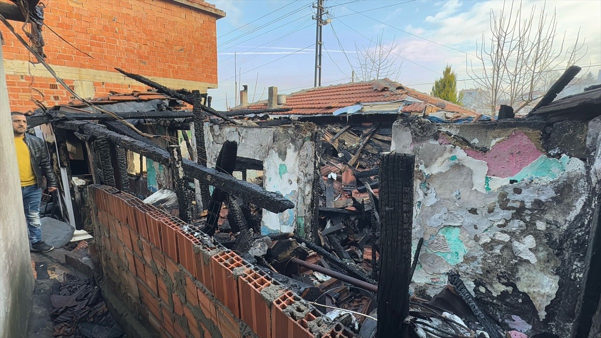 Edirne'de iki evin zarar gördüğü yangın itfaiye ekiplerince söndürüldü.