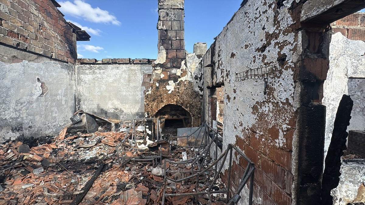 Edirne'de müstakil evde çıkan yangında 83 yaşındaki kadın yaşamını yitirdi.