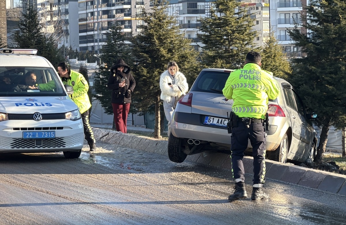 Edirne'de soğuk ve dondurucu hava hayatı olumsuz etkiledi. Kentte buzlanma nedeniyle yoldan çıkan...
