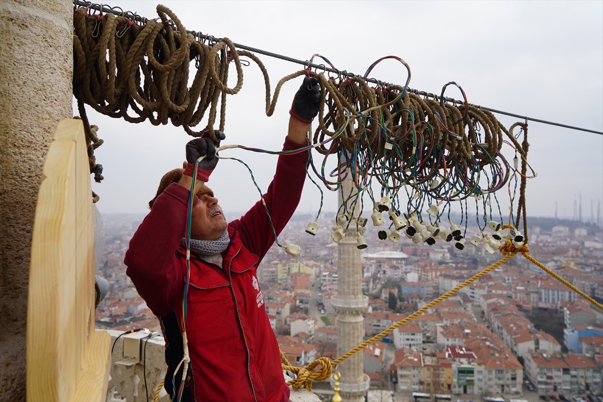 Edirne'deki Selimiye Camisi'nin minareleri arasına "Hoş geldin on bir ayın sultanı" yazılı mahya...