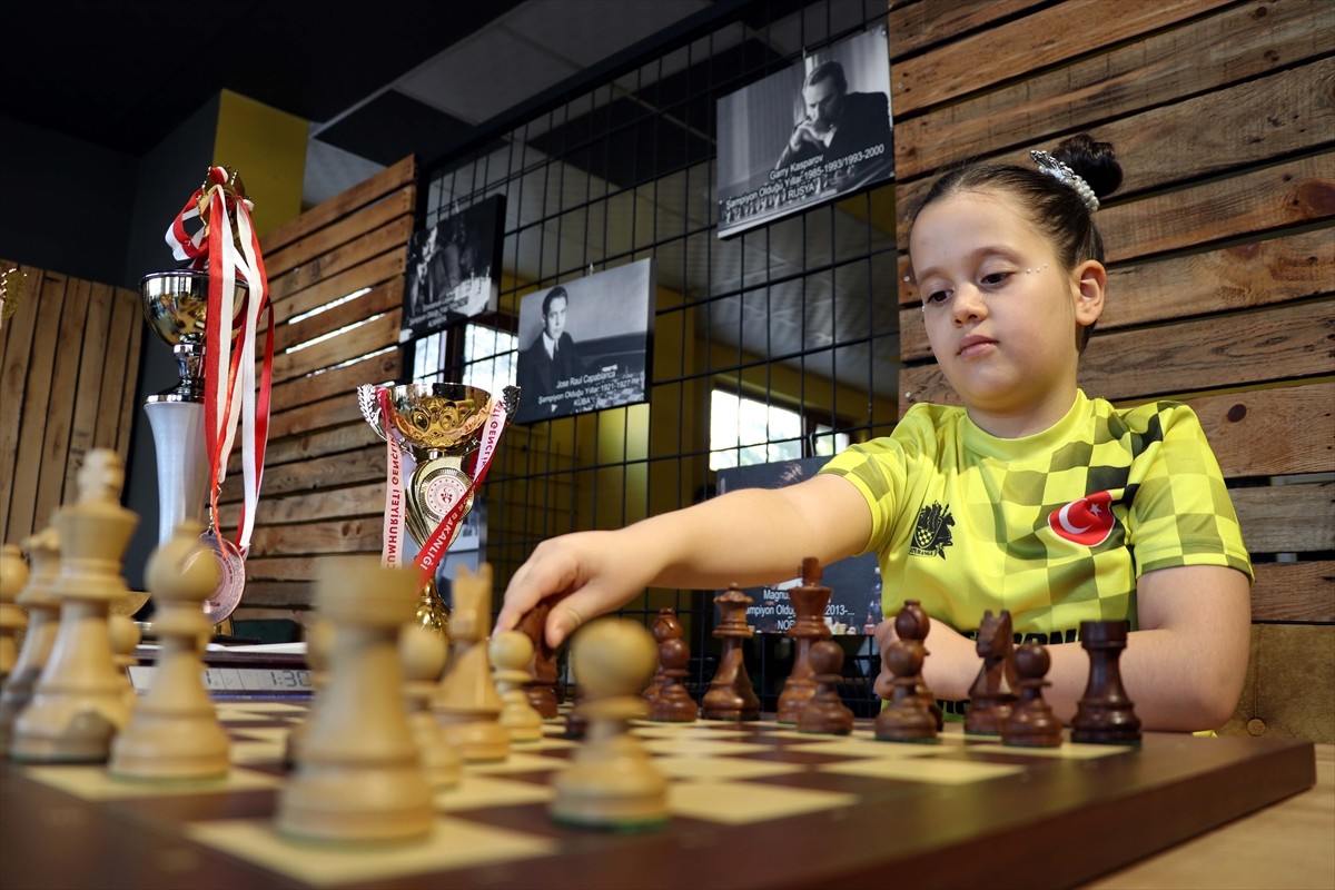 Elazığ'da bir yıl önce başladığı satrançta Türkiye üçüncüsü olan 7 yaşındaki Halime Reyyan Tekay...