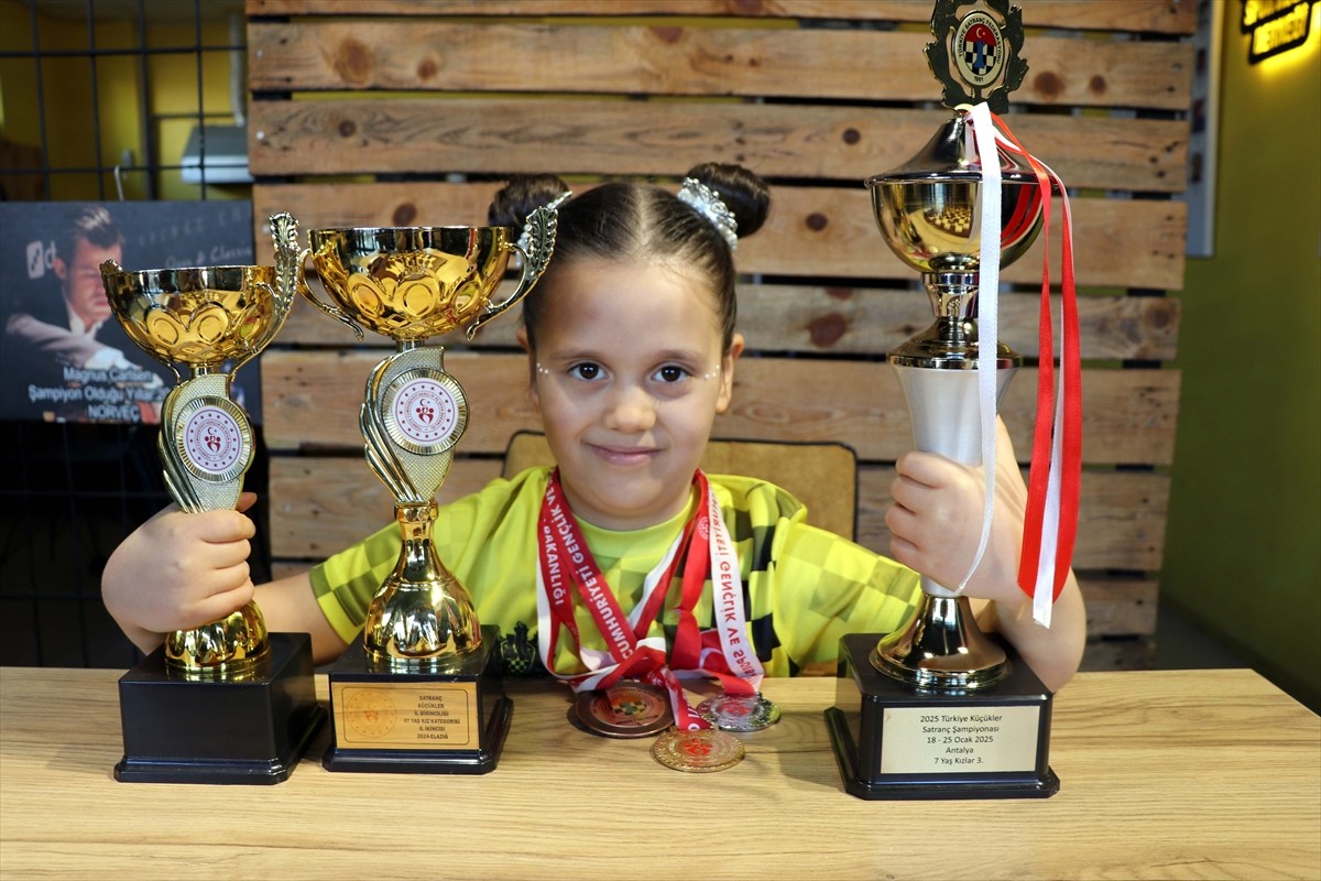 Elazığ'da bir yıl önce başladığı satrançta Türkiye üçüncüsü olan 7 yaşındaki Halime Reyyan Tekay...