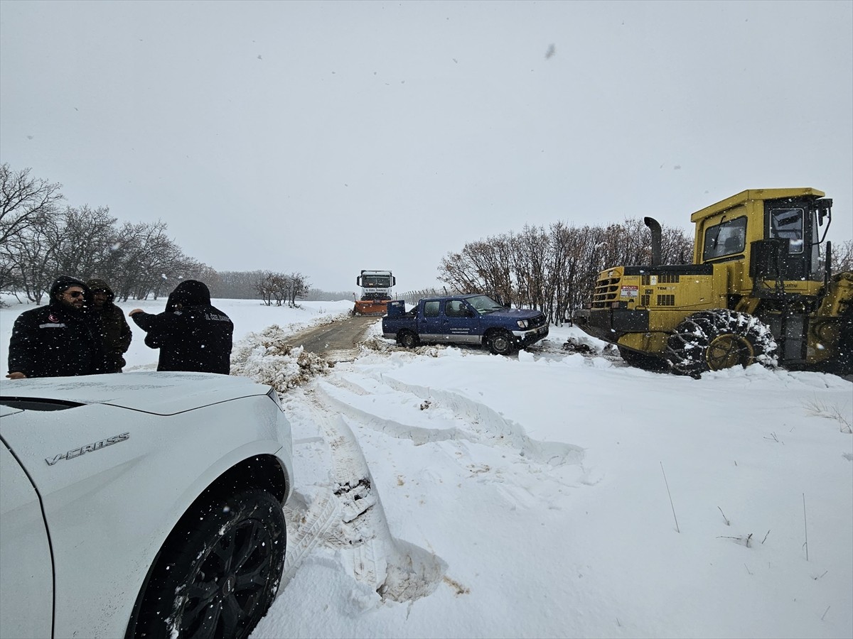 Elazığ'da etkili olan kar yağışı nedeniyle 530 köy yolu ulaşıma kapandı. Yolların ulaşıma açılması...