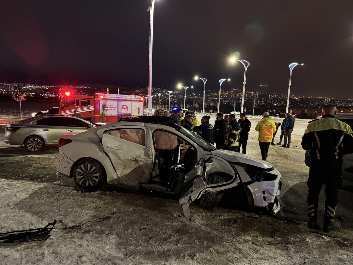 Elazığ'da iki otomobilin çarpışması sonucu 2'si ağır 3 kişi yaralandı.