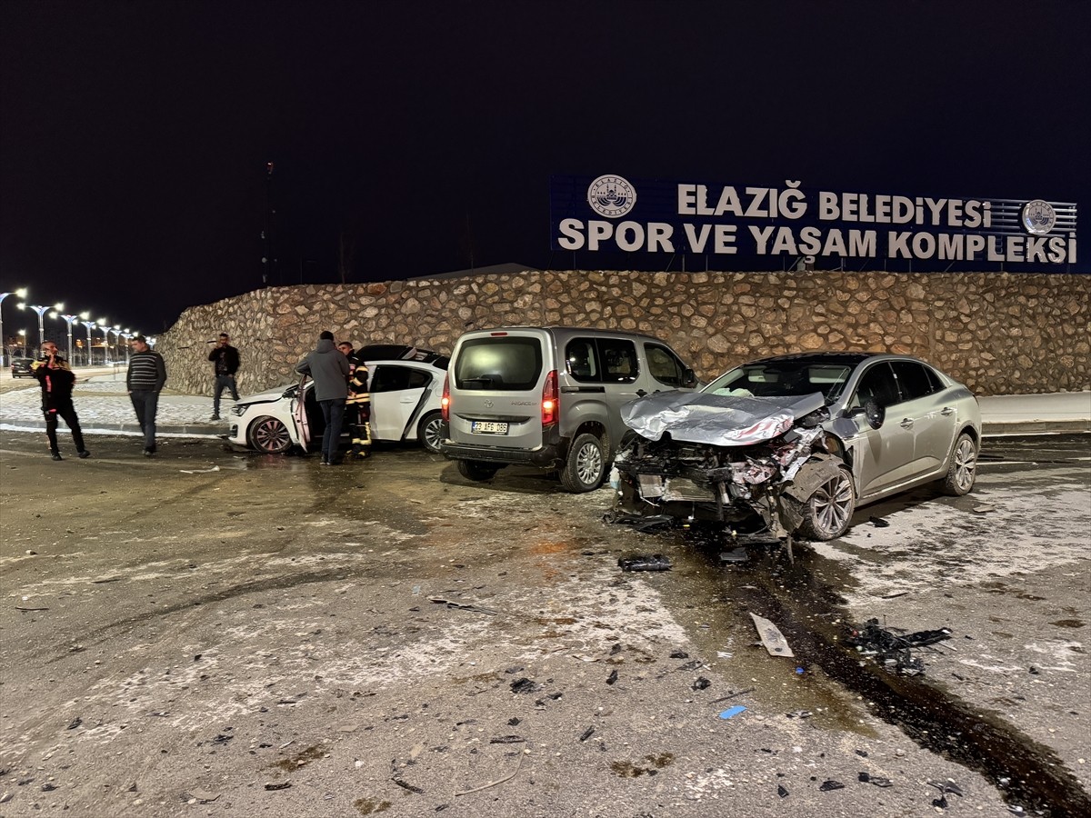 Elazığ'da iki otomobilin çarpışması sonucu 2'si ağır 3 kişi yaralandı.
