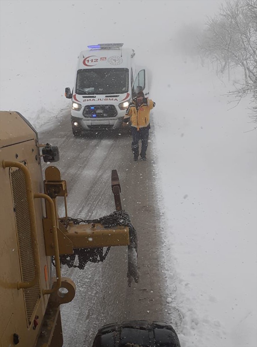 Elazığ'da kar nedeniyle 162 köy yolu ulaşıma kapandı. Yolların ulaşıma açılması için 120 personel...