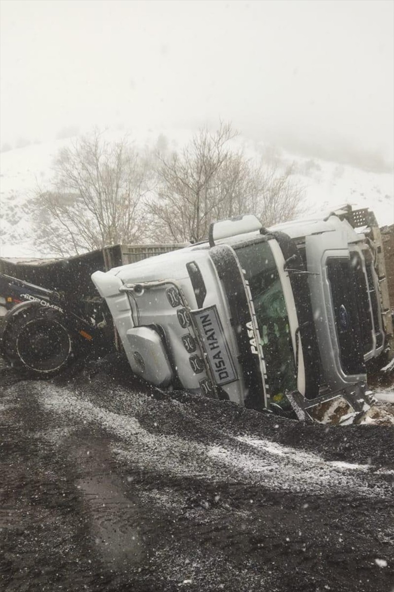 Elazığ'da kar ve tipi nedeniyle kapanan 220 köy yolundan 154'ü ekiplerce ulaşıma açıldı.