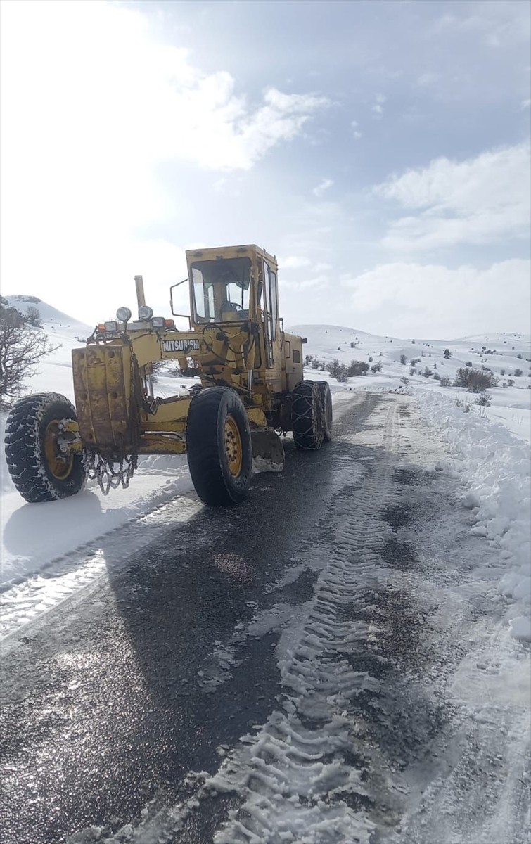 Elazığ'da kar ve tipi nedeniyle kapanan 505 köy yolundan 297'si ulaşıma açıldı. İl Özel İdaresi...