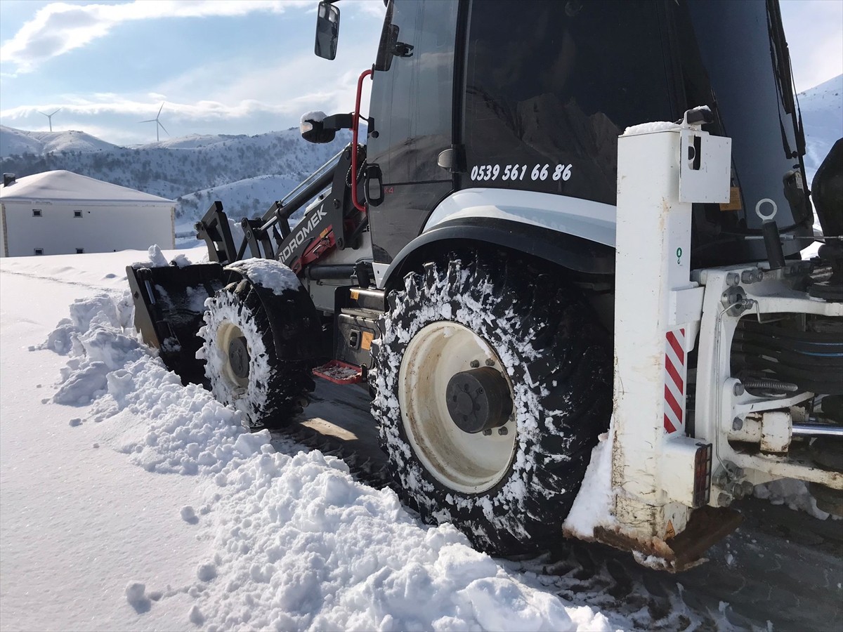 Elazığ'da kar yağışı nedeniyle 54 yerleşim yerinin yolu kapandı. Ekipler, yolların ulaşıma...